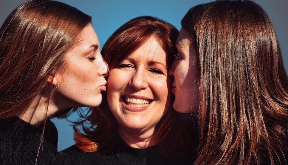 dzieci całują mamę i chcą posłuchać o Dr Kurmanow o operacjach dzieci