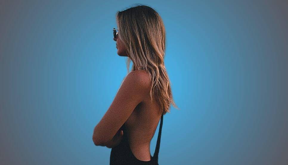 kobieta po mastektomia patrzy w dal