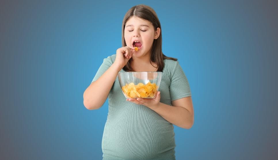 dziecko je chipsy a mama czyta Newsweek liposukcja u dzieci