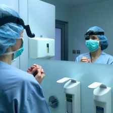 dr kurmanow myje się do operacji