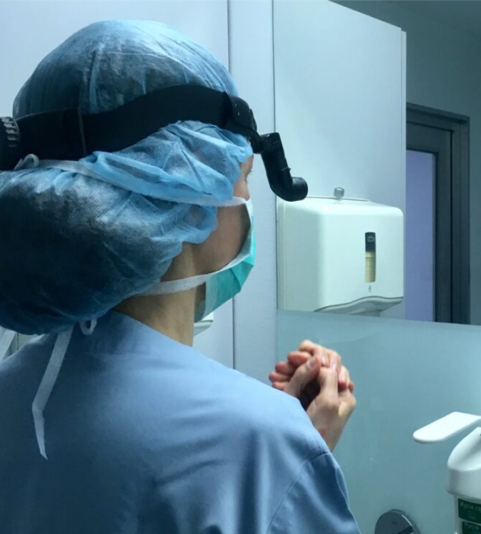 Dr Kurmanow na sali operacyjnej