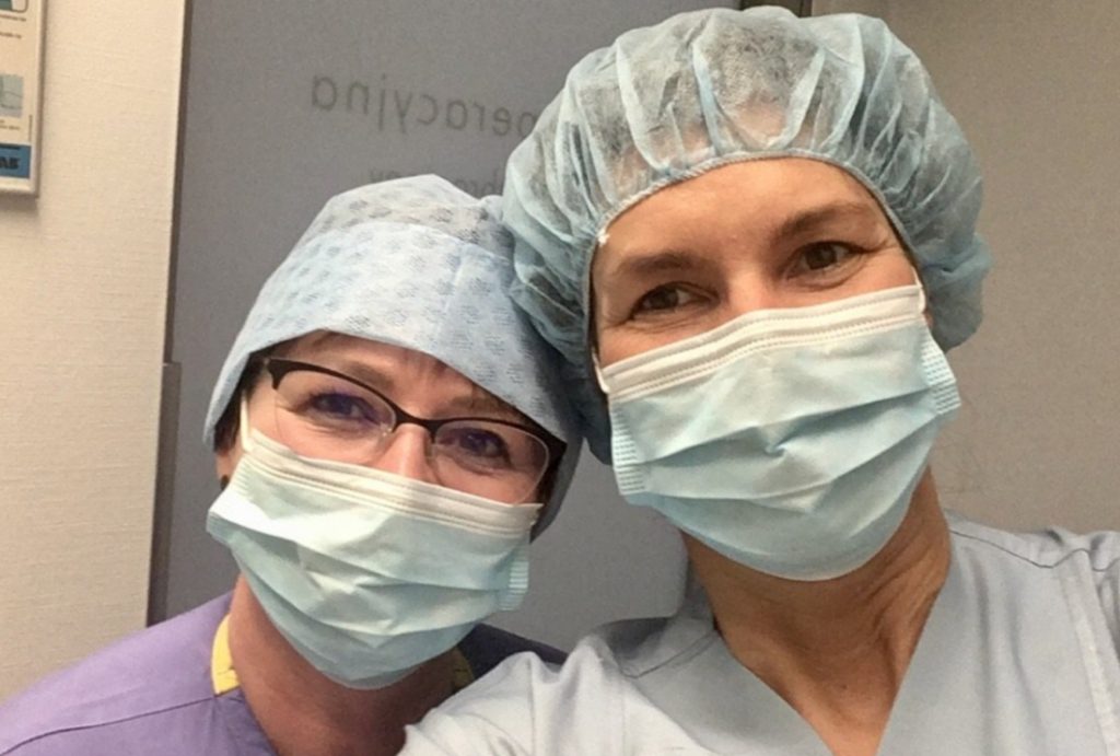Klinika chirurgii plastycznej - Dr Joanna Kurmanow wraz z pielęgniarką na sali operacyjnej