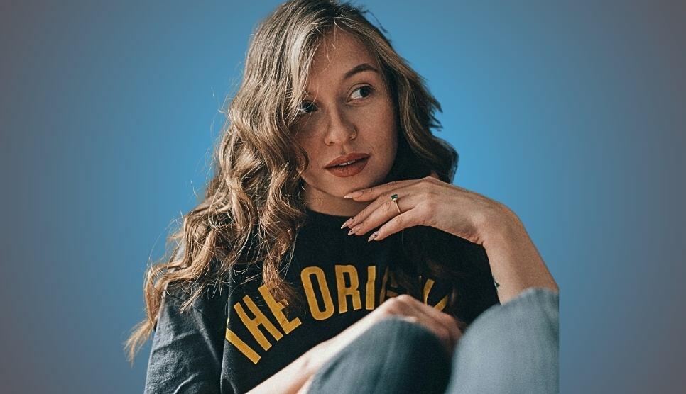 Otyłość odessanie tłuszczu - dziewczyna siedzi w pandemii