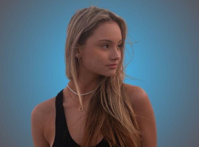 piękna dziewczyna na niebieskim tle myśli "Chirurgia plastyczna - przywracanie harmonii czy jej zaburzanie?"