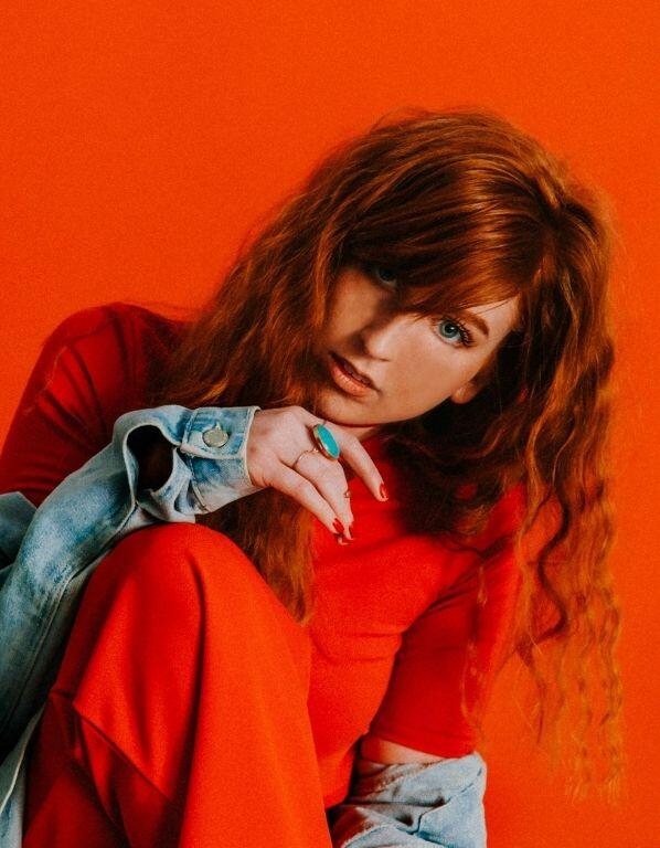 mloda dziewczyna z czerwonymi włosami odkrywająca uszy odstające