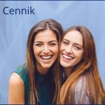 Zdjęcie dwóch uśmiechniętych kobiet symbolizujących zadowolenie z efektów zabiegów chirurgii plastycznej w Poznaniu. Jedna z nich miała korekcję warg sromowych.Cennik zabiegów dr Kurmanow obejmuje powiększanie piersi, plastykę powiek, labioplastykę oraz inne zabiegi poprawiające wygląd i samopoczucie pacjentek