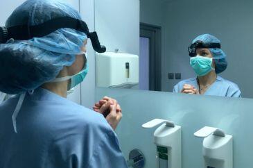 Dr Kurmanow myje ręce przeprowadza zaraz operacje plastyczne w najlepszej Klinice Chirurgii Plastycznej w Poznaniu - powiększanie piersi oraz labioplastyka