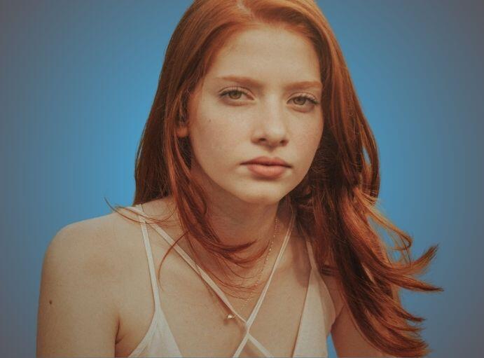 dziewczyna w rudych wlosach pyta - blog Labioplastyka – kiedy można współżyć po zabiegu?