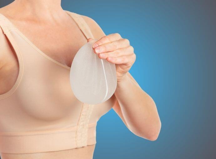 pacjentka przed operacja powiekszania piersi pyta chirurga o metody powiększania piersi