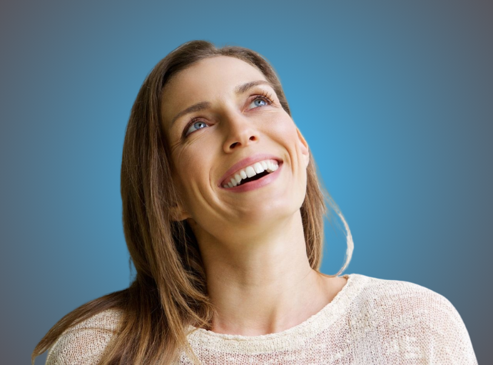 usmiechnieta kobieta pokazuje niewidoczne blizny po plastyce powiek przed i po operacji