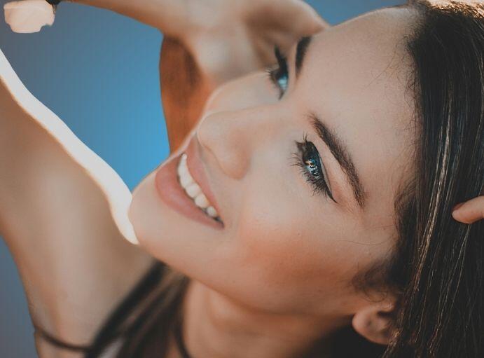 kobieta zastanawia sie czy warto zrobić plastyka powiek - ma opadające powieki