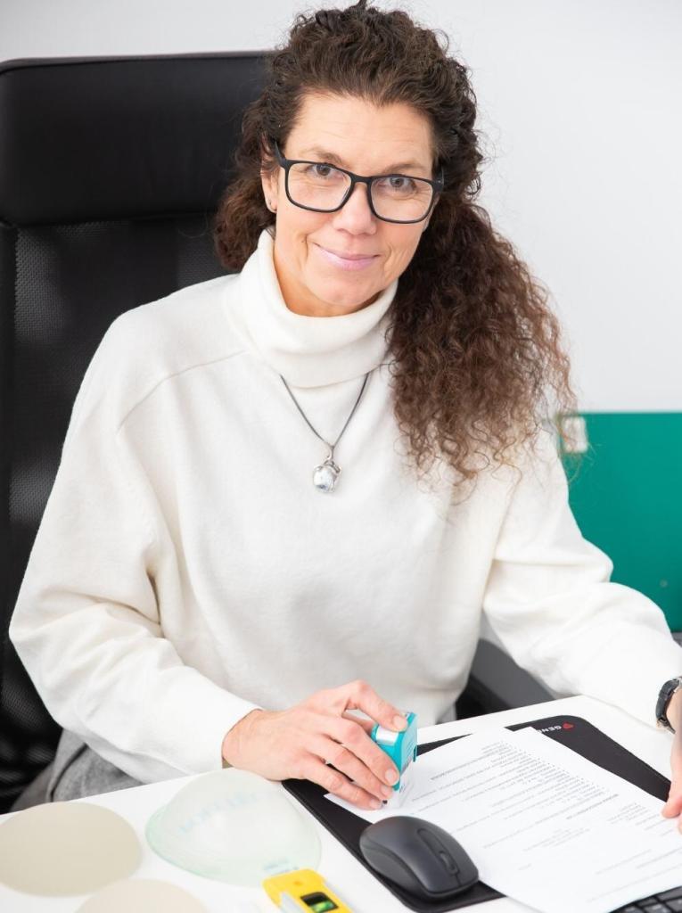 Chirurgia Plastyczna Poznań - dr Kurmanow podczas konsultacji powiększanie piersi pokazuje implanty piersi